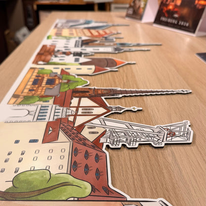 Detailansicht der konturgefrästen Freiberg Stadtsilhouette aus Alu-Dibond, einzelne Gebäudeelemente auf einem Tisch ausgelegt.