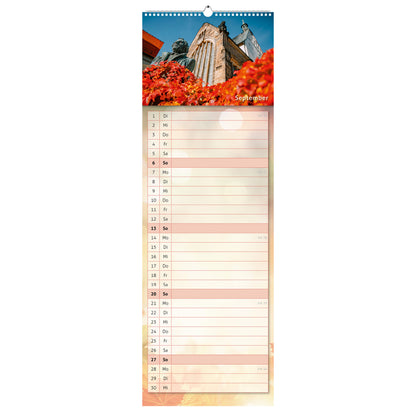 September-Motiv des Küchenkalenders 2026: der Lutherbrunnen vor der Freiberger Goldenen Pforte, umgeben von rot-goldenem Herbstlaub und strahlend blauem Himmel.