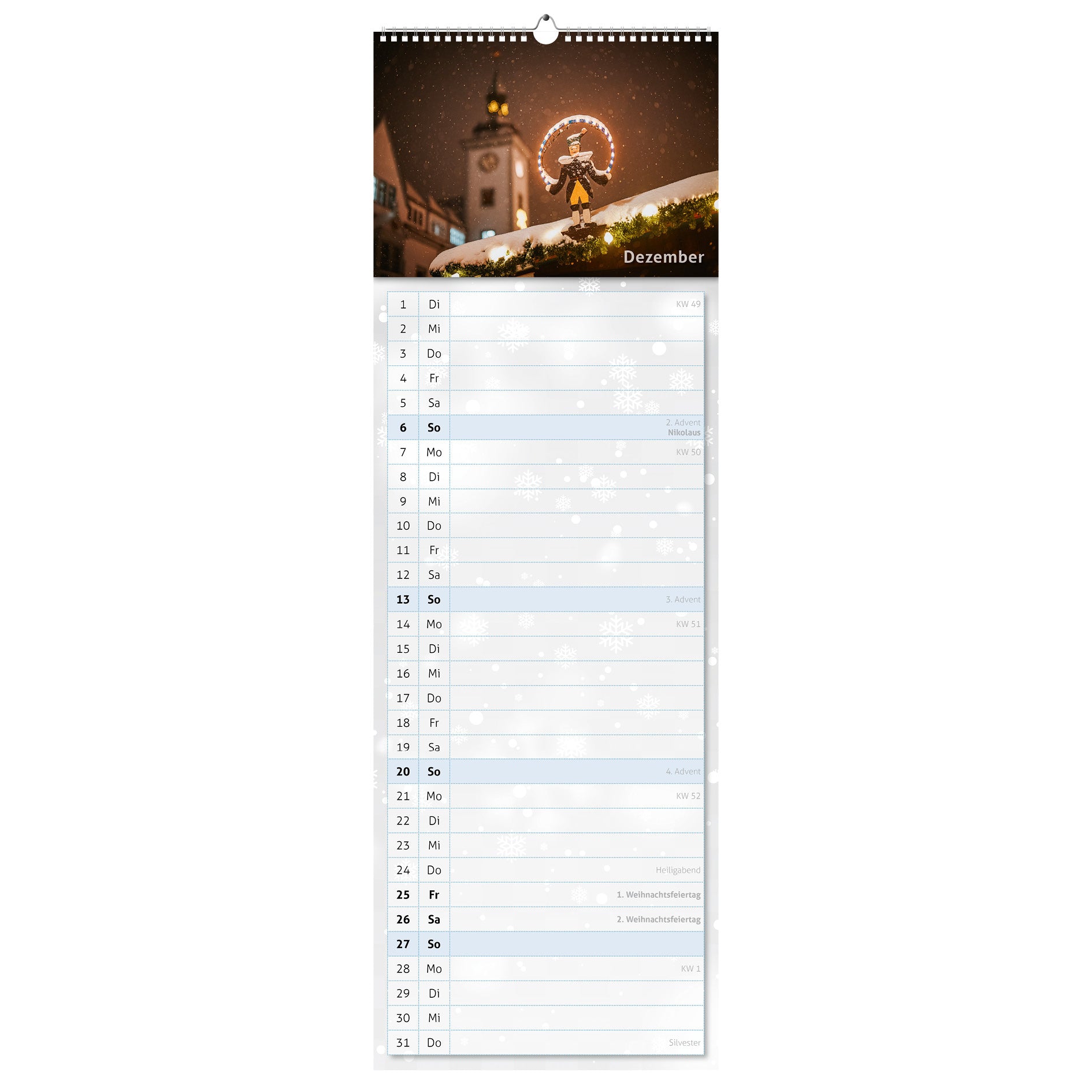 Dezember-Motiv des Küchenkalenders 2026: stimmungsvolle Weihnachtsdekoration auf dem Obermarkt in Freiberg mit beleuchtetem Bergmann und Schneefall in der Adventszeit.