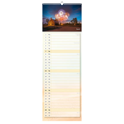 Juni-Motiv des Küchenkalenders 2026: die Bergschmiede in Freiberg mit großem Feuerwerk zum Bergstadtfest, gespiegelt im Licht der Sommernacht.