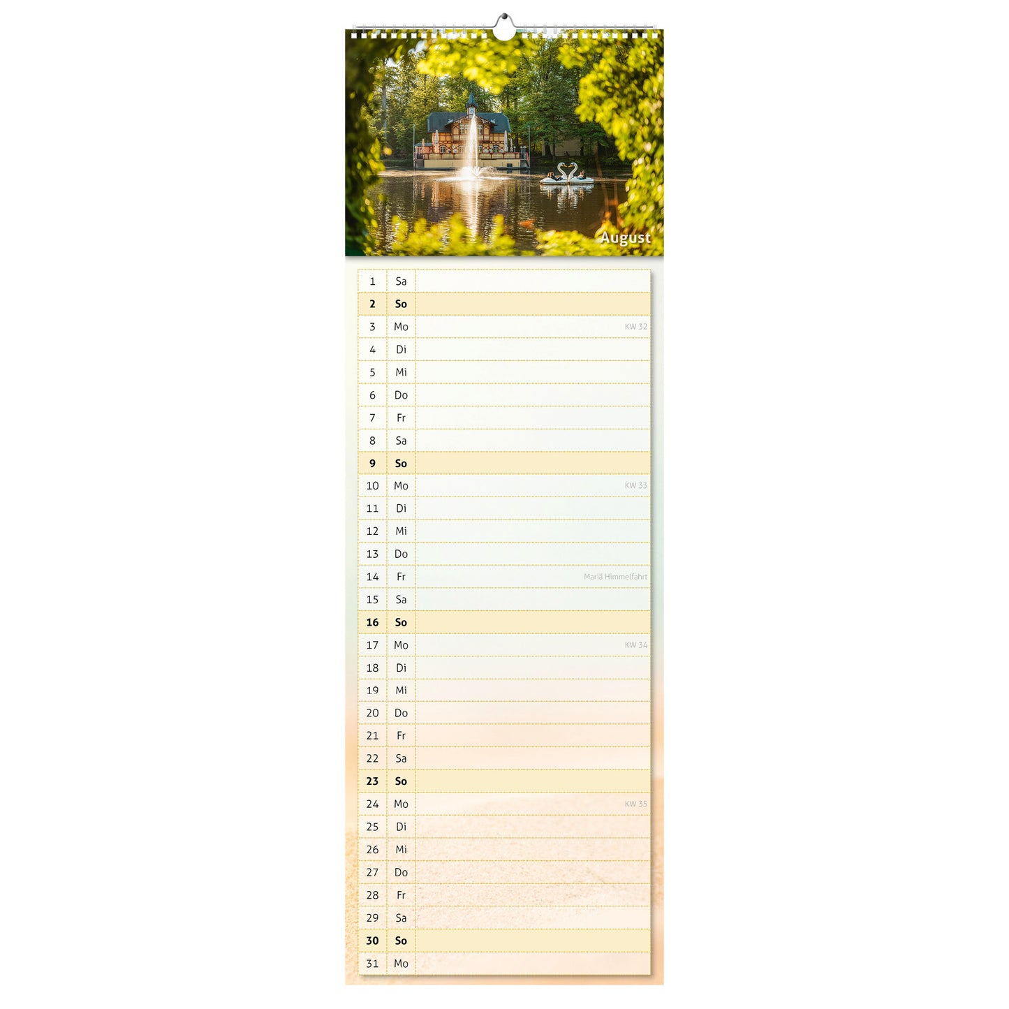 August-Motiv des Küchenkalenders 2026: das Schwanenschlösschen am Kreuzteich in Freiberg, eingerahmt von sommerlichem Grün und zwei Schwanen-Tretbooten auf dem Wasser.