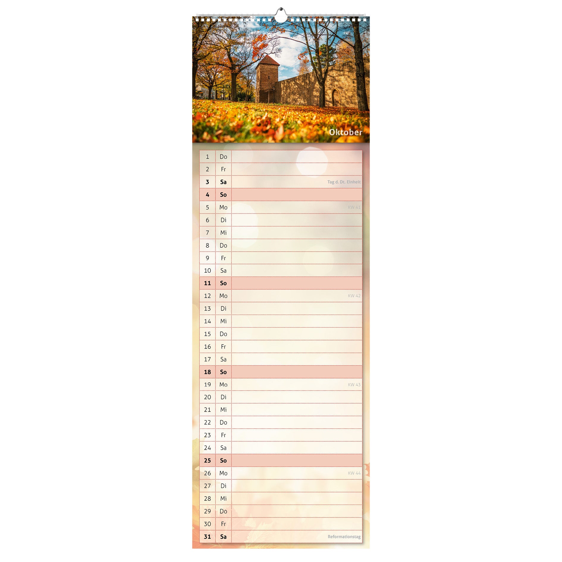 Oktober-Motiv des Küchenkalenders 2026: historische Stadtmauer mit Gelber-Löwe-Turm in Freiberg, eingebettet in leuchtendes Herbstlaub bei warmem Licht.