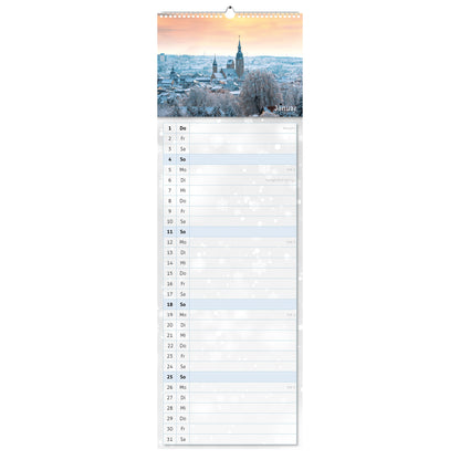 Januar-Motiv des Küchenkalenders 2026: Blick über die verschneite Altstadt von Freiberg mit der Petrikirche im sanften Licht eines Winterabends.