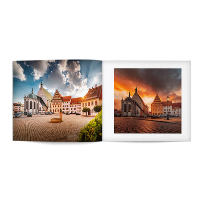 Aufgeschlagener Bildband mit Motiven des Untermarktes. ZU sehen ist Dom St. Marien, Stadt- und Bergbaumuseum und Gerberbrunnen.
