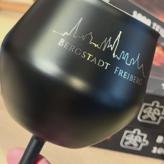 Video: schwarzes 2-in-1 Wein- oder Cocktailglas mit gelaserter Bergstadt-Silhouette Freiberg im Nahbild