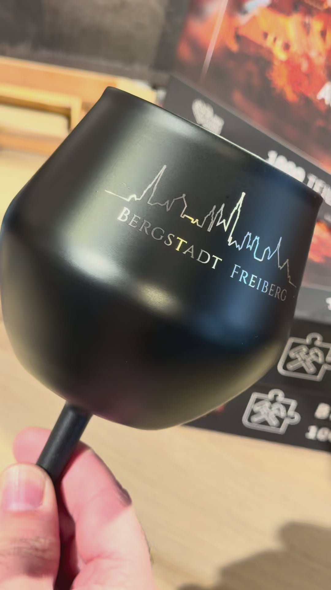 Video: schwarzes 2-in-1 Wein- oder Cocktailglas mit gelaserter Bergstadt-Silhouette Freiberg im Nahbild