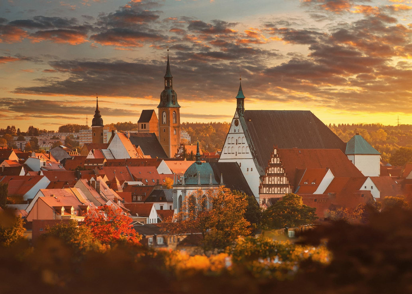 ikonsciher Blick auf die Altstadt Freiberg mit Petrikirche und Dom