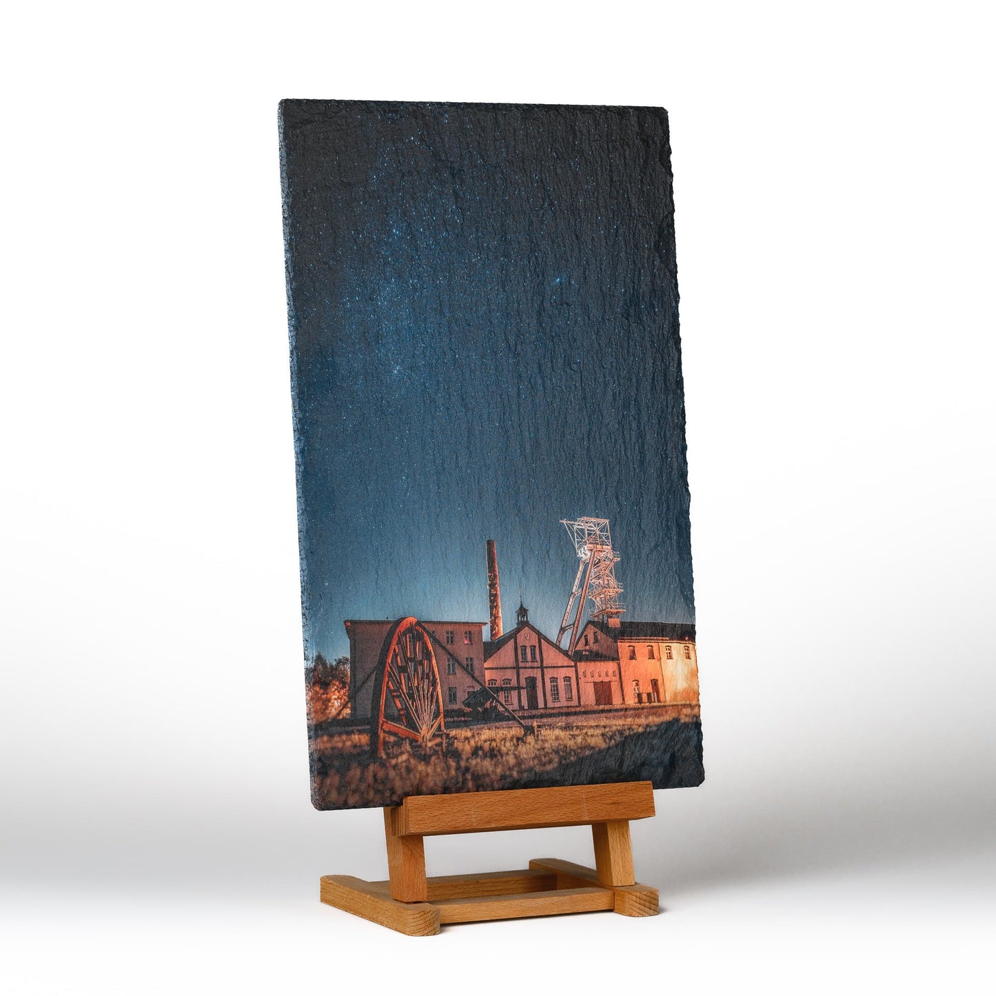 Schieferplatte mit Motiv der Reichen Zeche Freiberg unter Sternenhimmel, direkt mit UV-Farben bedruckt. Abgebildet im Format 25x40 cm mit Holzstaffelei. Erhältlich auch in 15x20 cm und 20x30 cm sowie optional mit Aufhängung statt Staffelei.