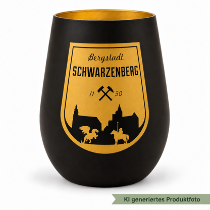 KI-generiertes Produktbild: Windlicht Schwarzenberg in Schwarz/Gold, Studioansicht, mit salbeigrünem KI-Hinweis am Bildrand