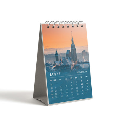 Tischkalender Freiberg 2026 im DIN A6 Format – Kalenderblatt Januar mit winterlichem Altstadtblick und der Petrikirche im Vordergrund.