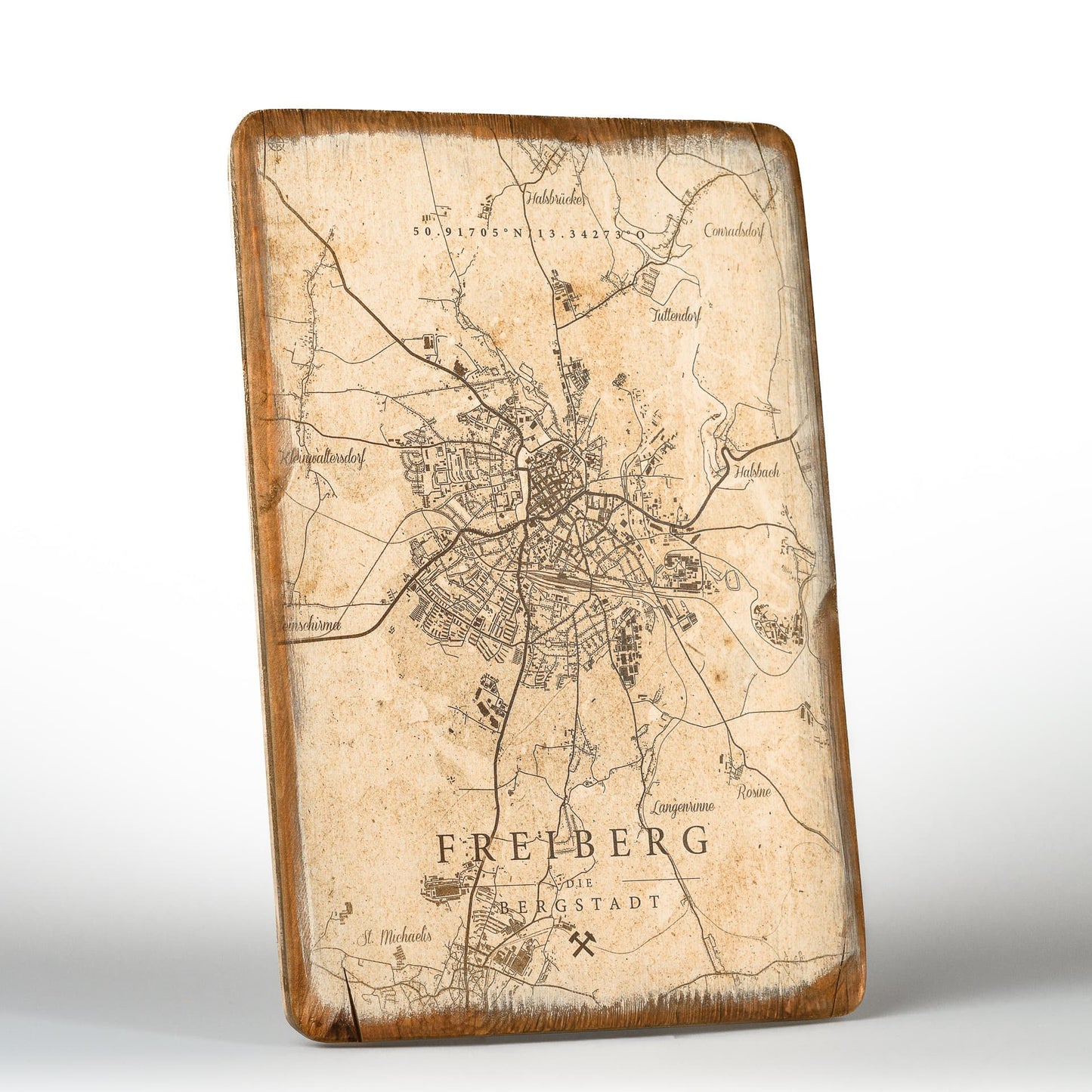 Wandbild „Freiberg die Bergstadt“ auf Vintage-Holz. Zeigt eine historische Landkarte von Freiberg, direkt auf Echtholzplatte im UV-Druck gefertigt, mit rustikalem, abgerundetem Rand und typischen Maserungen, Rissen und Astlöchern für authentischen Vintage-Charakter.