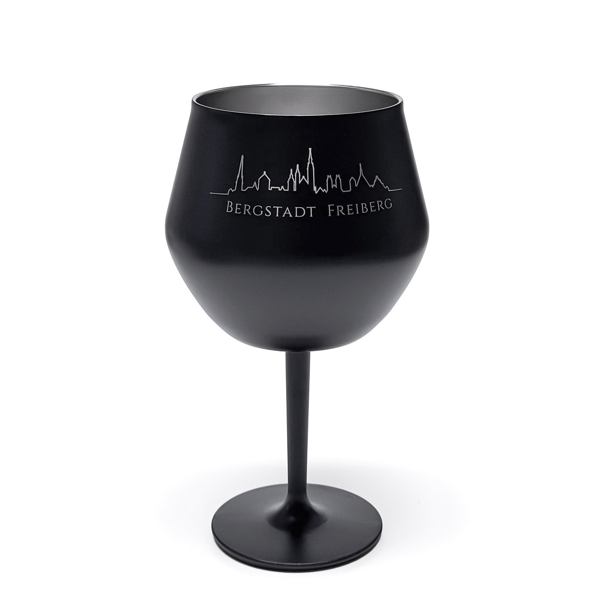 Schwarzes 2-in-1 Wein- oder Cocktailglas mit gelaserter Bergstadt-Silhouette Freiberg, Frontansicht mit Stiel