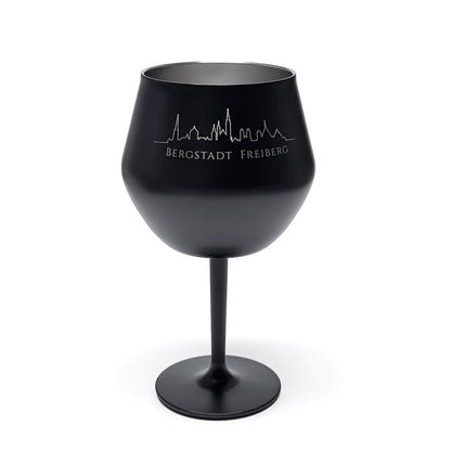 Schwarzes 2-in-1 Wein- oder Cocktailglas mit gelaserter Bergstadt-Silhouette Freiberg, Frontansicht mit Stiel