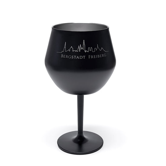 Schwarzes 2-in-1 Wein- oder Cocktailglas mit gelaserter Bergstadt-Silhouette Freiberg, Frontansicht mit Stiel