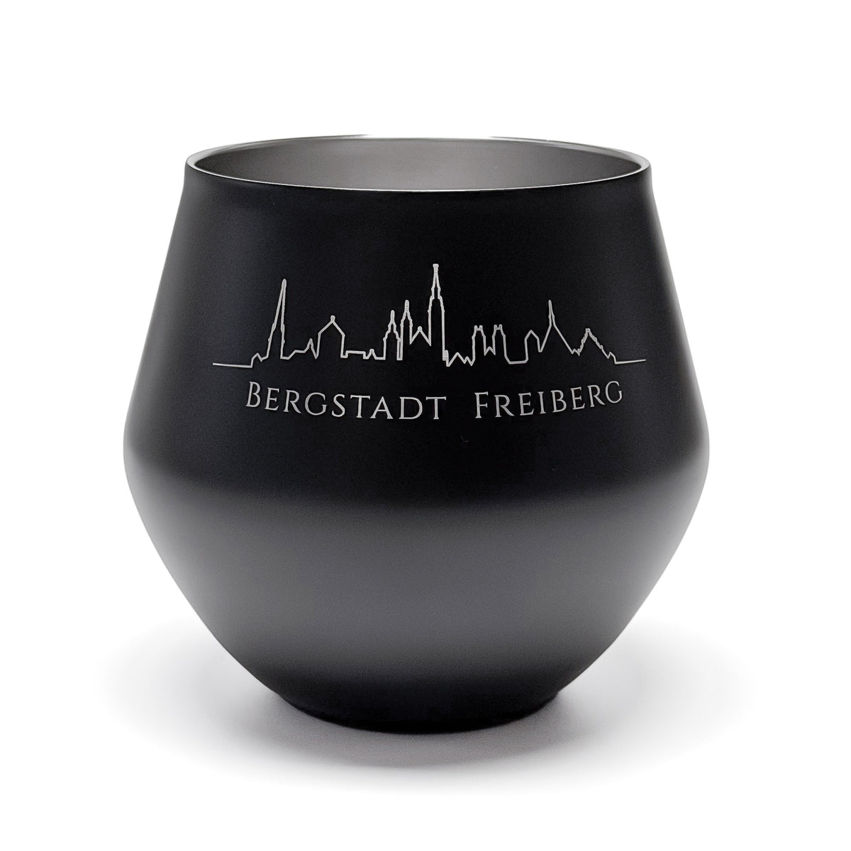 Schwarzer Becher ohne Stiel mit gelaserter Bergstadt-Silhouette Freiberg, Frontansicht