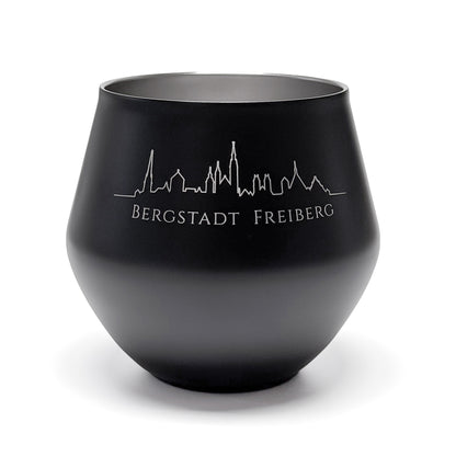 Schwarzer Becher ohne Stiel mit gelaserter Bergstadt-Silhouette Freiberg, Frontansicht
