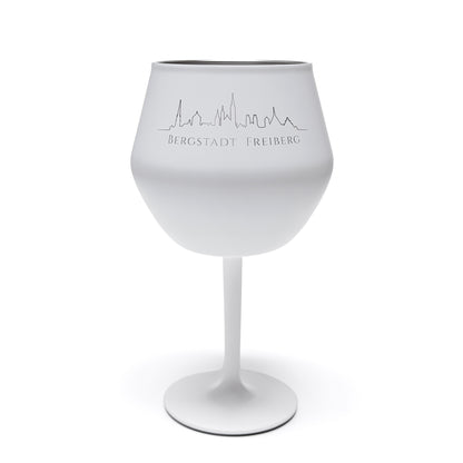 Weisses 2-in-1 Wein- oder Cocktailglas mit gelaserter Bergstadt-Silhouette Freiberg, Frontansicht mit Stiel