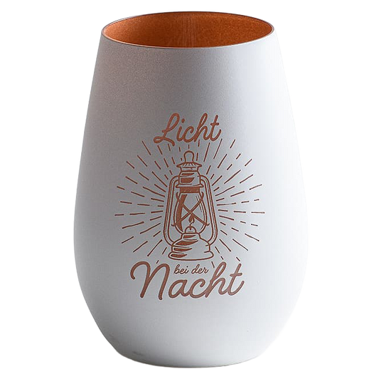 Zweifarbiges Bergstadt-Windlicht mit dem Motiv „Licht bei der Nacht“. Außen matt weiß lackiert, innen in warmem Bronzeton. Zeigt eine klassische Bergmannslampe mit strahlendem Lichtschein – gefertigt aus sächsischem Glas und mit Lasergravur veredelt.